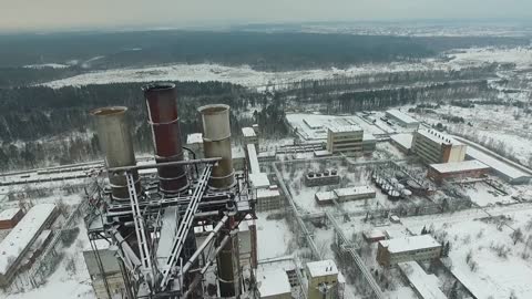 Drone capta aterradoras imágenes de una fábrica rusa abandonada