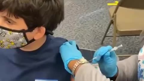 ⚠️Niño de 12 años se vacuna, No al experimento con niños! No esta aprobada ⚠️