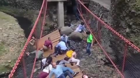 During the opening ceremony of the structure, the bridge suddenly collapsed.