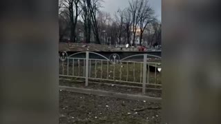 People run from Mariupol shelling in eyewitness video