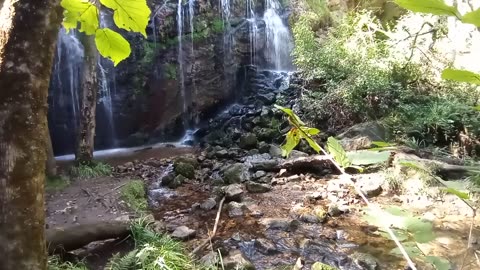 Gran cascada entre la naturaleza.