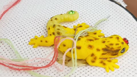 Needle minder gift for mom, sister. Magnet for sewing and embroidery Leopard gecko by Annealart