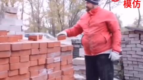 A Russian man chopped bricks with his bare hands, so he was a "fighting nation"!