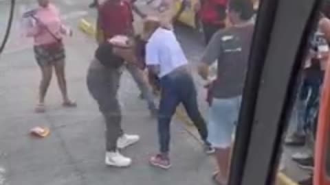 Video: Mujeres paralizan el tráfico en Ronda Real tras protagonizar pelea