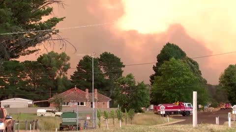 Thousands flee raging bushfires in Australia's Victoria