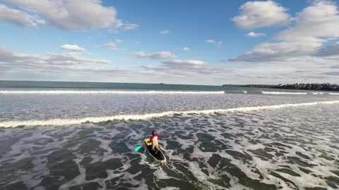 Épico surf sobre paddleboard en invierno en la costa de Nueva Inglaterra
