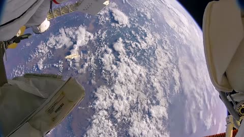 Astronautas pierden un escudo en el espacio por accidente