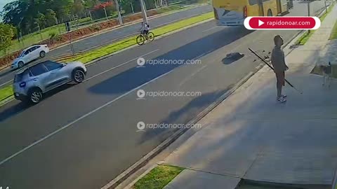 Vídeo mostra homem tentando invadir escola e matar policial em Limeira; ele foi alvejado e morto