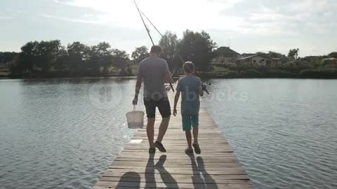 #海#釣り#川#魚 湖で竿を持って釣りに行く父の息子