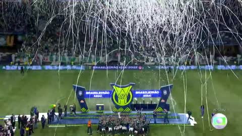 Palmeiras Campeão Brasileiro 2022. oficialmente levantando a taça