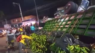 Camión cargado con plátano se volcó en aparatoso accidente en Chimitá, Bucaramanga