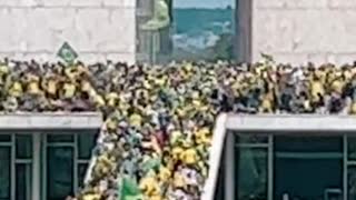 A crowd of patriots get in the parlamient in Brazil
