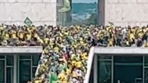 A crowd of patriots get in the parlamient in Brazil