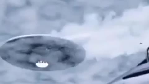 FIGHTER PLANES CHASES UFO WATCH THE VIDEO AND SHARE