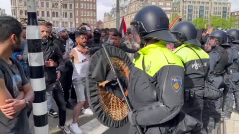 Pro-Palestinian protesters in Amsterdam attack the Dutch police officers