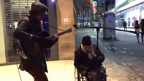 Homeless man joins busker for spontaneous New Year's Eve street jam, the result is incredible