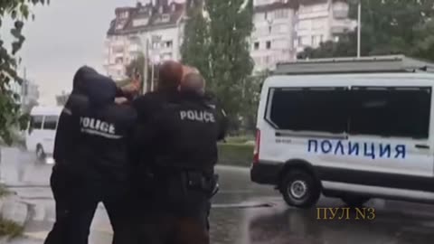 Bulgarian priest yells "Anathema, Zelenksy! Anathema, Satanists" at Zelensky's car