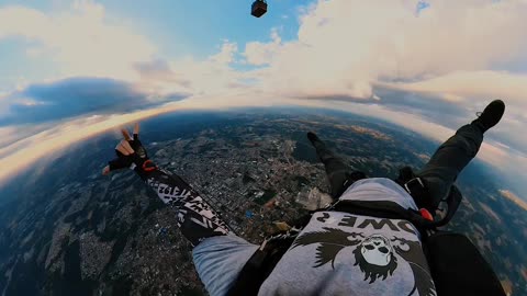 Salto de paraquedas do topo de um balão