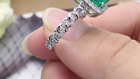 MSR-560 18K white Gold 7x9 Lab Emerald Ring