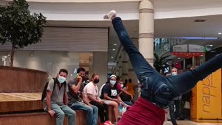 Guy Performs Impressive Calisthenics Exercises at the Mall