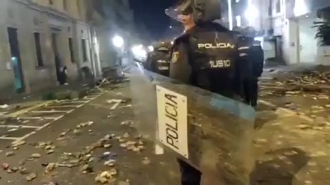Con Policías nacionales durante el ataque separatista del 18-O en Barcelona (11)