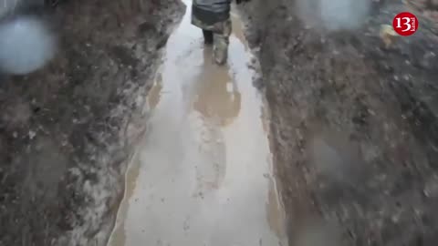 Ukrainian fighters protect Bakhmut in such difficult conditions- in trench filled with water and mud