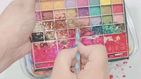 Mixing makeup, Glitters and random things into clear slime