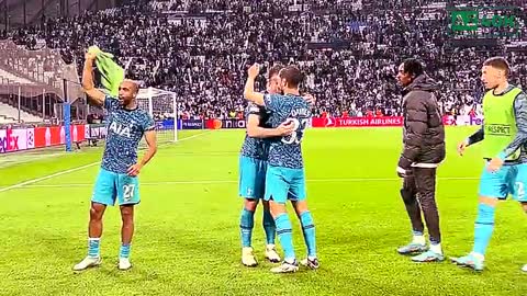 Harry Kane Dancing With Tottenham Players after 2-1 win Over Marseille