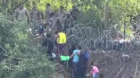 Texas national guard physically blocking illegal migrants from entering the US🚨🚨🚨