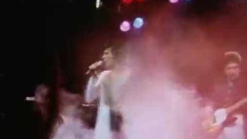 Queen - We Are The Champions (Official Music Video)