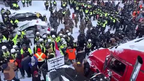 Canada is falling! Police forces overtake the main stage with force!