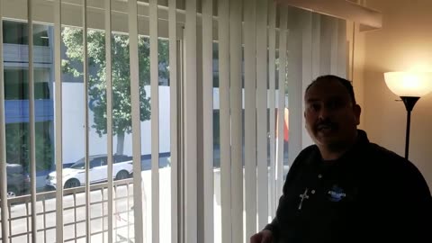 How to Fix Stuck Vertical Blinds with only 2 fingers. Quick Fix - Repair Crossed Vanes / Slats