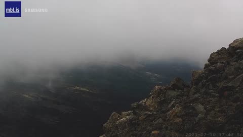 Vídeo: vulcão entra em erupção perto da capital da Islândia