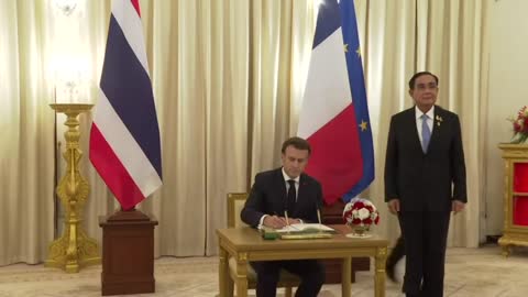 France's Macron meets Thailand's Prayut on sidelines of APEC summit