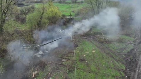 Ukraine War - Footage of Msta-S 152-mm self-propelled howitzer