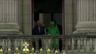 Queen Elizabeth greets crowds from Buckingham Palace balcony