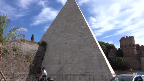 La Piramide di Gaio Cestio Epulone e Porta San Paolo a ROMA in MERDALIA💩 DOCUMENTARIO dove tutti gli anni da sempre si fanno le manifestazioni del 25 APRILE,MERDALIA💩UN PAESE DI MERDA DI POLITICI CORROTTI E UN POPOLO D'IDIOTI