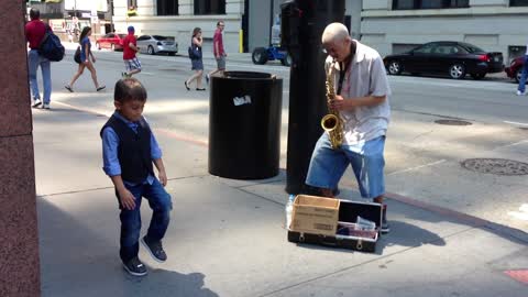 6-Year-Old Dancer And Street Performer Put On An Awesome Performance In Chicago