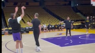 Anthony Davis getting some shots up pregame.