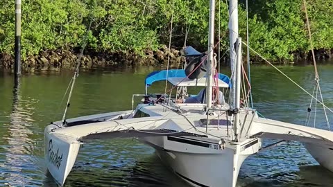 Beautiful Corsair Triamaran glides in perfectly at Black Point Boat Ramp | Chit Flix