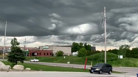 NUVENS ESTRANHAS NO CÉU DE ORANGEVILLE CANADÁ