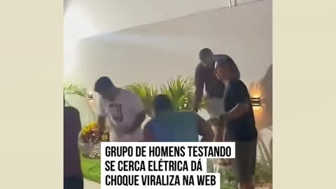 Homens testando se a cerca elétrica funciona...