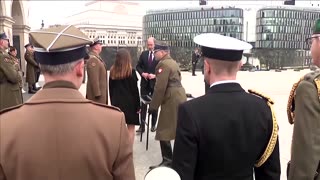 Prince William lays wreath at Warsaw's soldier tomb