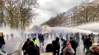 Water cannon fired at Belgian anti-lockdown protesters