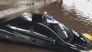 Alagamento em Porto Alegre força motorista a abandonar carro pelo teto solar