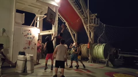 Basketball is played on the ship in the depths of the sea