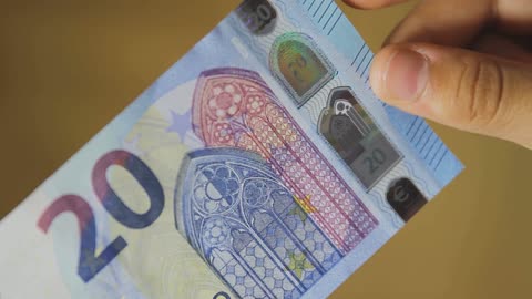 Euro banknotes and coins kids’ video - play the Euro Run game!