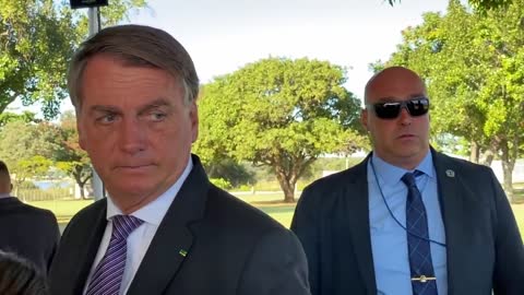 05/04/2022: JAIR MESSIAS BOLSONARO TIRA FOTOS COM APOIADORES EM BRASÍLIA