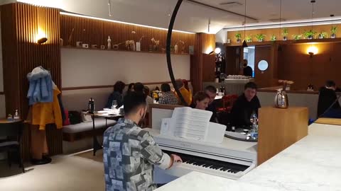 Restaurant Gone Silent After This Guy Started Playing The Piano