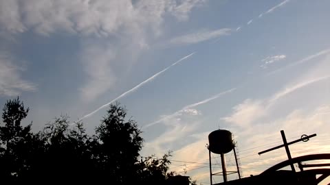 un avion de chemtrail pulvérise et coupe son jet alors qu'il laisse un lourd nuage mortel derrière